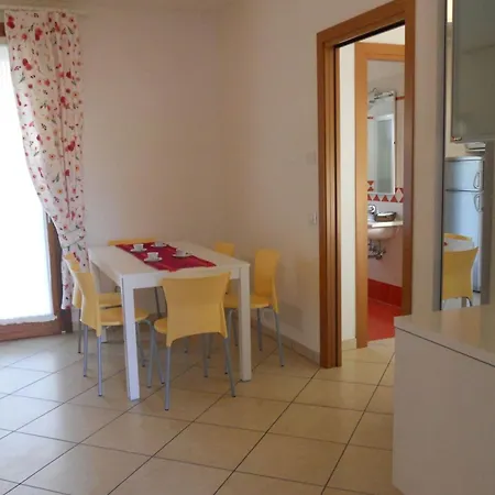 Ground-floor With Garden And Pool Access Appartamento *